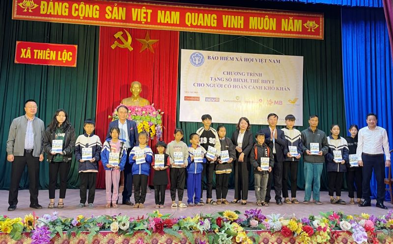Agribank đồng hành cùng Đoàn công tác trao tặng 120 sổ BHXH cho người dân có hoàn cảnh khó khăn tại Hà Tĩnh