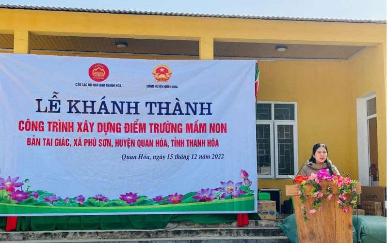 Bà Phạm Thị Lượng - Phó Chủ tịch UBND huyện Quan Hóa phát biểu tại buổi lễ khánh thành