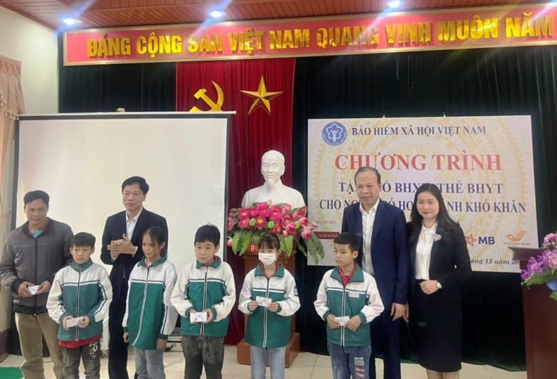 Đoàn công tác trao tặng 150 sổ BHXH và 400 thẻ BHYT tại Phú Thọ