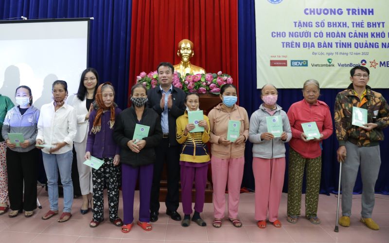 Tổng giám đốc Bảo hiểm xã hội Việt Nam Nguyễn Thế Mạnh tặng sổ, thẻ cho người dân