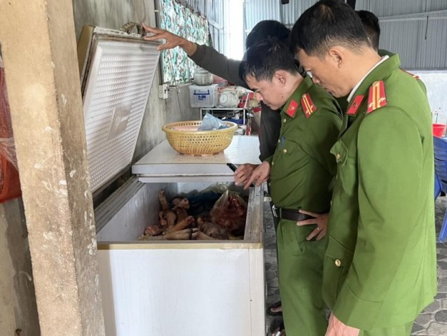 Lực lượng chức năng kiểm tra 3 tủ đông lạnh chứa thực phẩm bẩn tại cơ sở kinh doanh ông Nguyễn Sỹ Nhân.
