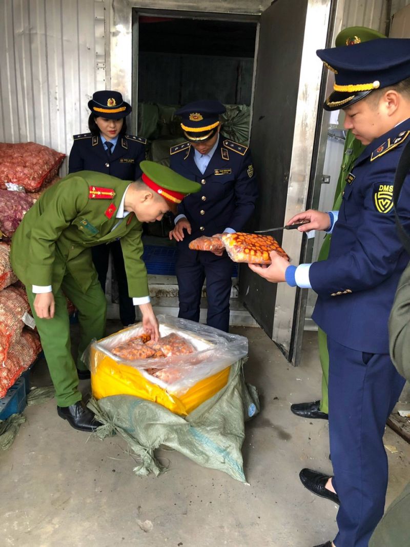 Lực lượng chức năng tỉnh Yên Bái kiểm tra hàng hóa vi phạm