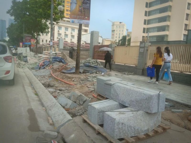 Lát đá vỉa hè cũng là nội dung được báo chí đặt câu hỏi với thành phố Hà Nội.
