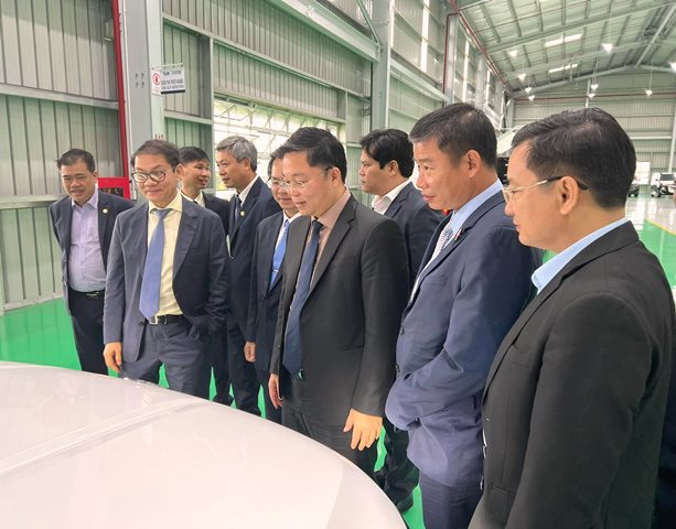 Ông Lê Trí Thanh-Chủ tịch UBND tỉnh Quảng Nam tham quan Trung tâm Cơ khí tại KCN THACO Chu Lai.