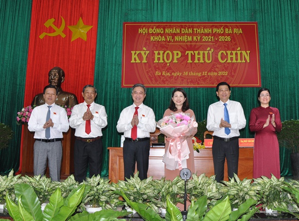 Bà Nguyễn Thị Kim Liên (giữa) được bầu giữ chức Phó Chủ tịch UBND thành phố Bà Rịa