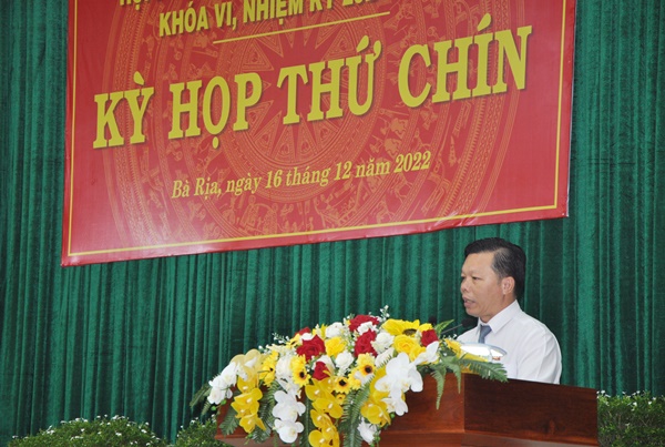 Ông Trần Thanh Dũng, Chủ tịch UBND thành phố Bà Rịa báo cáo tại Kỳ họp