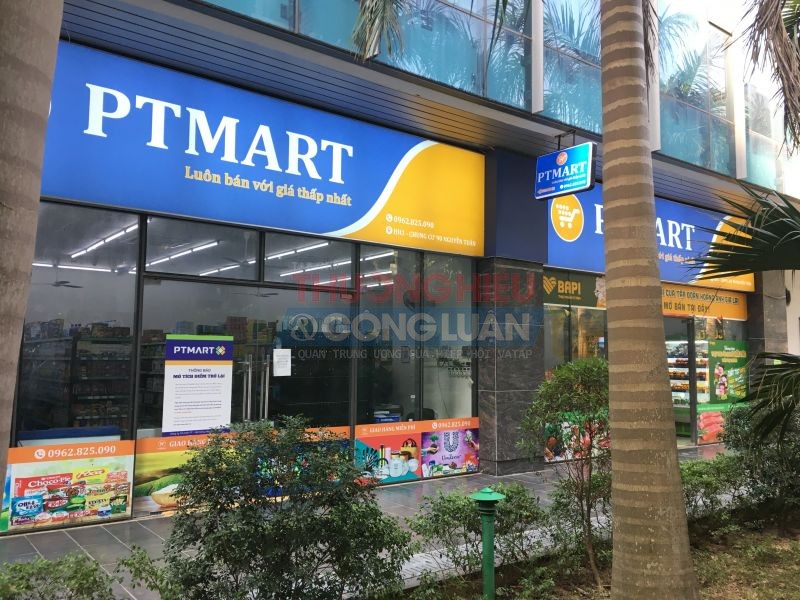 Nhiều cửa hàng của chuỗi siêu thị PT MART bán hàng hóa không có tem nhãn phụ, nhân viên nói: “Đây là hàng chính hãng”