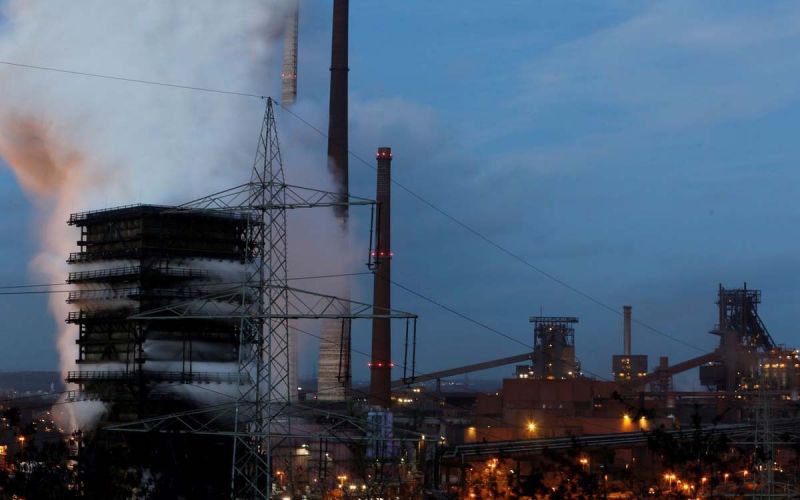 Trong bối cảnh EU đặt ra các mục tiêu tham vọng về chống biến đổi khí hậu, yêu cầu cải cách thị trường carbon càng được đặt ra cấp thiết hơn bao giờ hết. Ảnh minh họa: Nhà máy ThyssenKrupp Steel Europe ở Duisburg, Đức. Nguồn Reuters