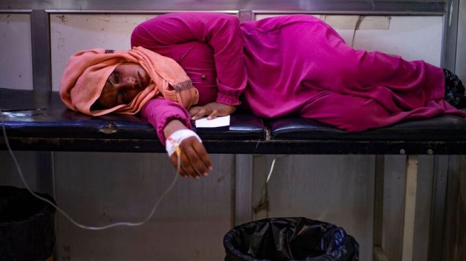Một phụ nữ mắc bệnh tả được điều trị tại bệnh viện Al-Kasrah ở tỉnh Deir ez-Zor, miền đông Syria, ngày 17/9. Ảnh: AFP
