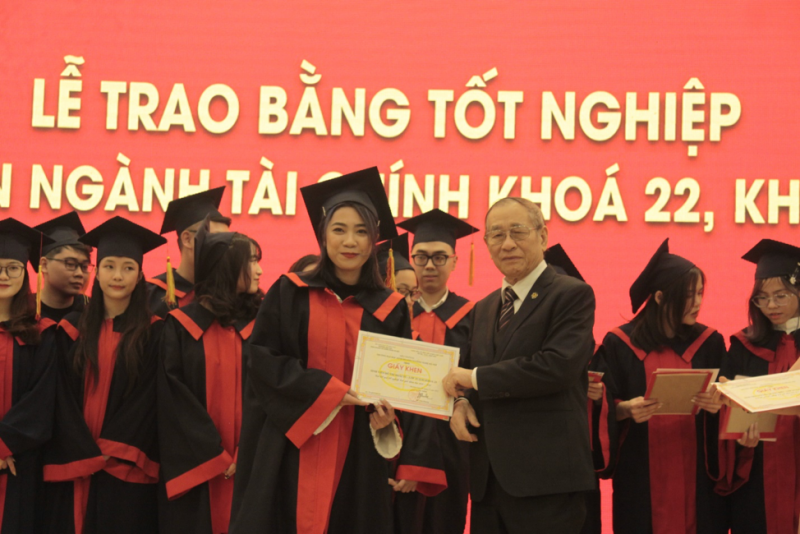 TS. Nhà giáo Nhân dân Vũ Văn Hóa, Phó Hiệu trưởng nhà trường trao bằng tốt nghiệp cho sinh viên ngành Tài chính khóa 22, 23.