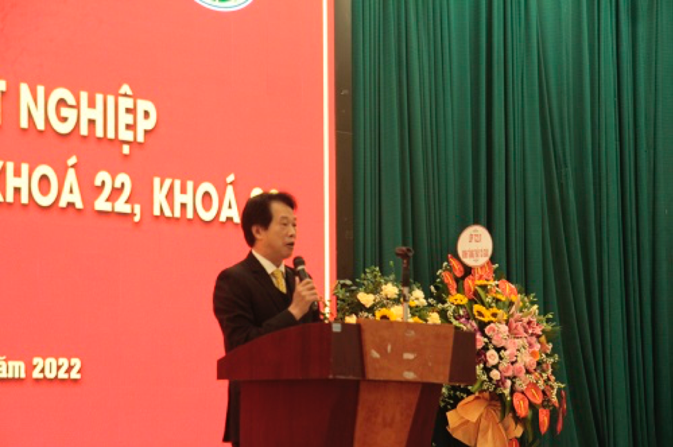 PGS. TS Đinh Văn Nhã, Phó Chủ nhiệm phụ trách khoa Tài chính phát biểu tại buổi lễ