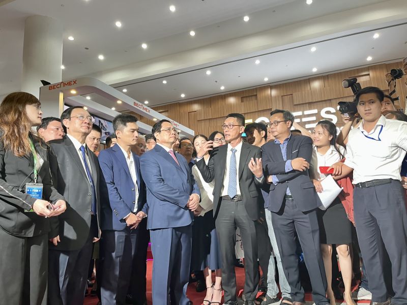 Ông Đỗ Minh Tâm - Tổng Giám đốc THACO INDUSTRIES báo cáo định hướng hợp tác, phát triển lĩnh vực Cơ khí CNHT với Thủ tướng Chính phủ Phạm Minh Chính