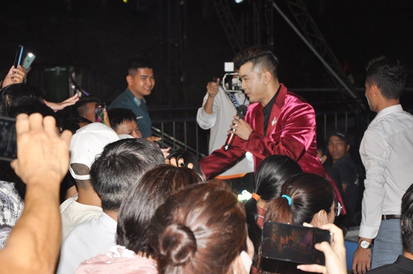 Các fan hào hứng với Ca sĩ Ưng Hoàng Phúc khi xuống khán đài.