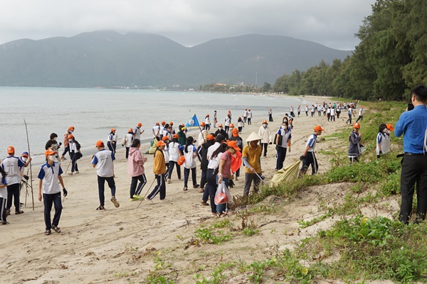 Khoảng 500 đoàn viên thanh niên, học sinh, bộ đội và người dân tham gia nhặt, thu gom rác trên bãi biển Côn Đảo