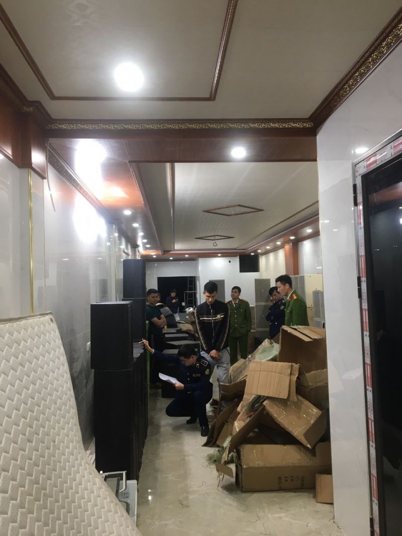 Lực lượng chức năng tỉnh Nam Định kiểm tra hàng hóa tại cơ sở kinh doanh
