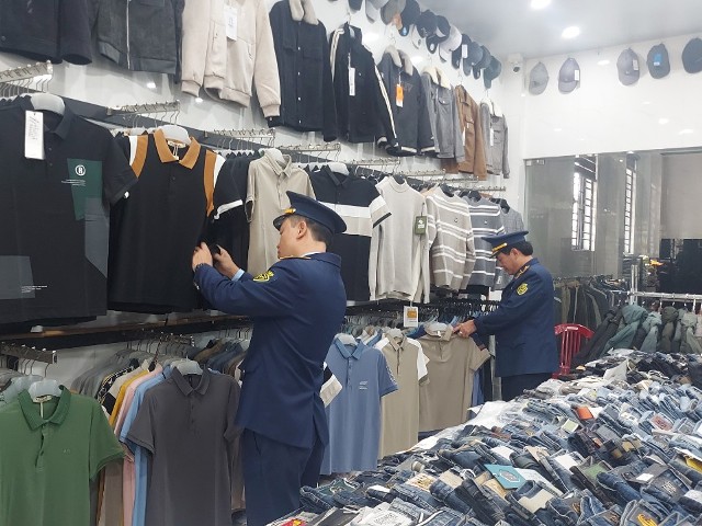 Đội QLTT số 3 đang kiểm tra hàng hóa tại Hộ kinh doanh SHOP MENSTYLE trên địa bàn thị xã Ba Đồn.