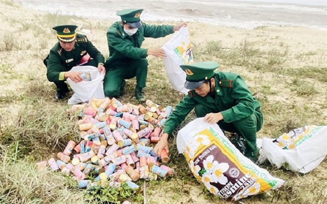 Phát hiện gần 830 hộp thuốc từ nước ngoài trôi dạt vào bờ biển Việt Nam