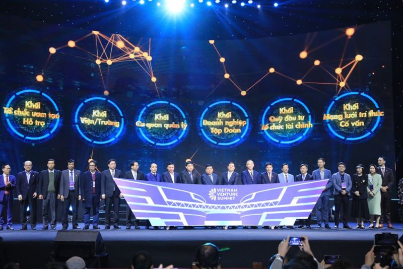 Bộ trưởng Bộ Kế hoạch và Đầu tư Nguyễn Chí Dũng rung chuông vàng để kết nối, thúc đẩy hoạt động khởi nghiệp sáng tạo tại Việt Nam.