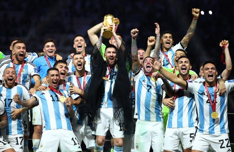 Messi và các đồng đội giương cao cúp vàng World Cup 2022