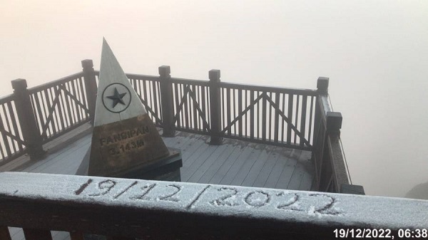 Băng tuyết phủ trên đỉnh Fansipan sáng ngày 19/12/2022