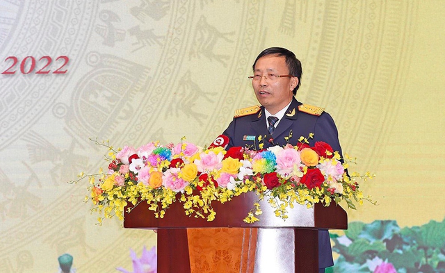 Tổng cục trưởng Tổng cục Hải quan Nguyễn Văn Cẩn cho biết, trong năm qua, ngành hải quan đã tích cực triển khai các biện pháp chống thất thu thuế, đi đôi với cải cách hành chính tháo gỡ khó khăn cho doanh nghiệp, tạo thuận lợi xuất nhập khẩu