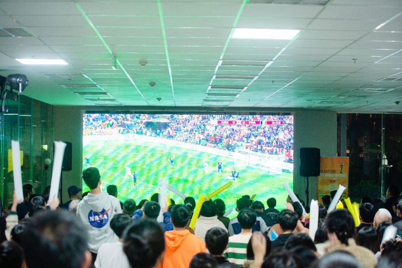 Cư dân T&T Homes xem bóng đá với màn hình lớn. Ảnh: T&T Homes