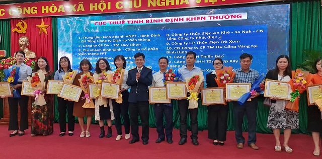- Ông Nguyễn Đẩu, Cục trưởng Cục Thuế tỉnh Bình Định (thứ 07 từ trái qua) trao giấy khen cho các đơn vị, DN có thành tích xuất sắc trong thực hiện nghĩa vụ thuế.