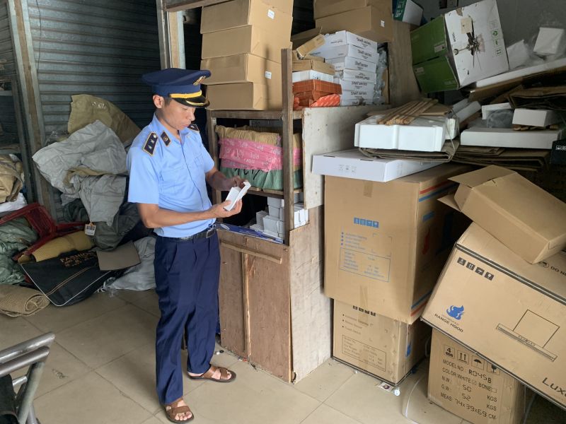 Đội Quản lý thị trường số 1 tỉnh Quảng Ninh đang kiểm tra lô hàng vi phạm