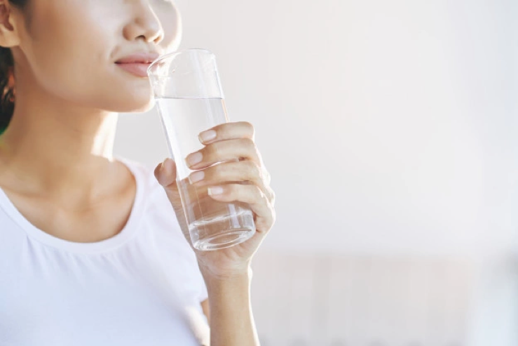 Uống nhiều nước giúp làm ẩm niêm mạc họng và thanh quản