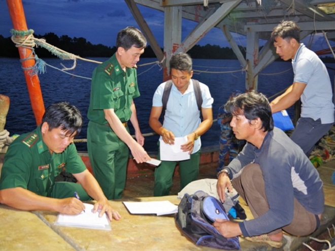 Lực lượng chức năng kiểm tra tàu cá