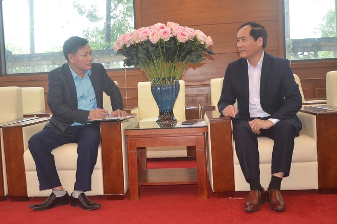 Phó chủ tịch Dương Xuân Huyên trò chuyện cùng tác giả