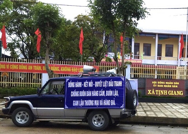 Xe loa của Cục QLTT tỉnh Quảng Ngãi đang tuyên truyền pháp luật về QLTT ở địa bàn xã Tịnh Giang. Ảnh: T-Hà