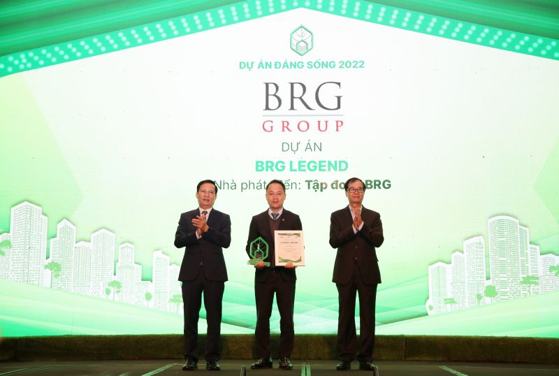 Đại diện Tập đoàn BRG nhận giải thưởng “Nhà phát triển dự án đáng sống” năm 2022