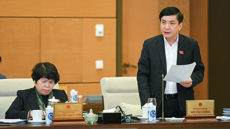 Tổng Thư ký Quốc hội Bùi Văn Cường báo cáo tại phiên họp UBTVQH sáng 21/12