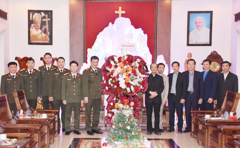 Thiếu tướng Trần Phú Hà, Uỷ viên Ban Thường vụ Tỉnh uỷ, Bí thư Đảng ủy, Giám đốc Công an tỉnh Thanh Hoá tặng hoa chúc mừng
