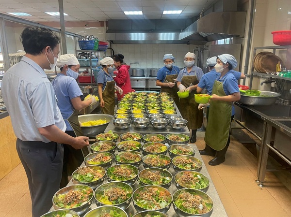 Chi cục An toàn vệ sinh thực phẩm Bình Định đã tổ chức kiểm tra, giám sát an toàn thực phẩm tại các cơ sở dịch vụ ăn uống, bếp ăn tập thể trên địa bàn tỉn