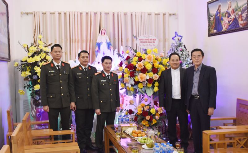 Thượng tá Nguyễn Hữu Mạnh, Phó Giám đốc Công an tỉnh chúc mừng giám mục, linh mục, chức sắc, chức việc và đồng bào Công giáo thuộc Giáo xứ chính toà Thanh Hoá.