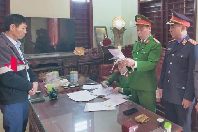 Cơ quan CSĐT Công an tỉnh Thanh Hóa thi hành lệnh bắt tạm giam và lệnh khám xét nơi ở, nơi làm việc đối với bị can Nguyễn Xuân Phượng