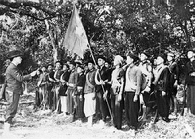 Quang cảnh ngày thành lập Đội Việt Nam Tuyên truyền giải phóng quân tại khu rừng Trần Hưng Đạo. Ảnh tư liệu