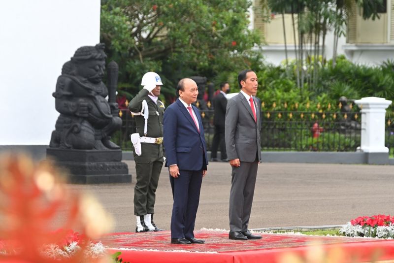 Tổng thống Joko Widodo chủ trì lễ đón cấp Nhà nước Chủ tịch nước Nguyễn Xuân Phúc.