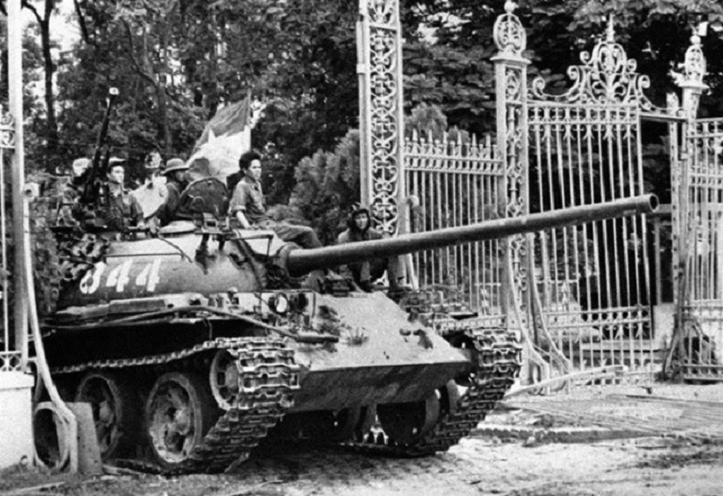Trưa ngày 30-4-1975, các xe tăng của quân đội miền Bắc Việt Nam và lực lượng vũ trang của Quân giải phóng miền Nam Việt Nam đã tiến vào Dinh Độc Lập. Ảnh tư liệu