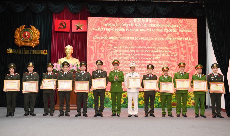 Thứ trưởng Nguyễn Duy Ngọc trao Danh hiệu 