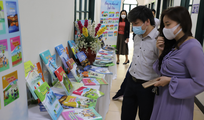 Cán bộ, giáo viên các trường phổ thông ở Hà Nội tìm hiểu về sách giáo khoa lớp 7, lớp 10 theo Chương trình giáo dục phổ thông 2018.