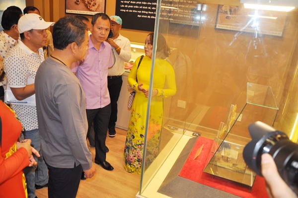 Khu trưng bày 3 Mặt nạ vàng - bảo vật quốc gia được đoàn khách đến từ tỉnh Xiêm Riệp (Campuchia) tham quan, tìm hiểu.