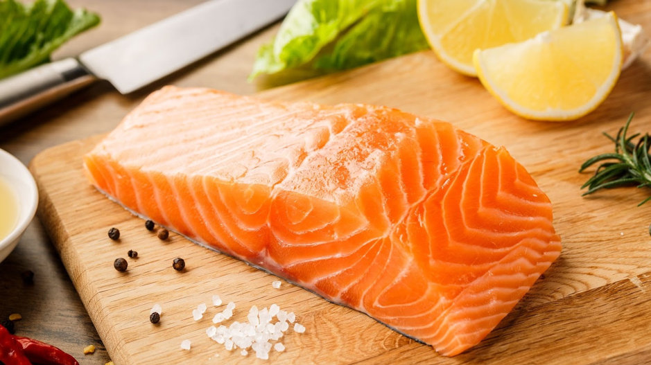 Các loại cá béo giàu omega-3 giúp làm tăng HDL-cholesterol