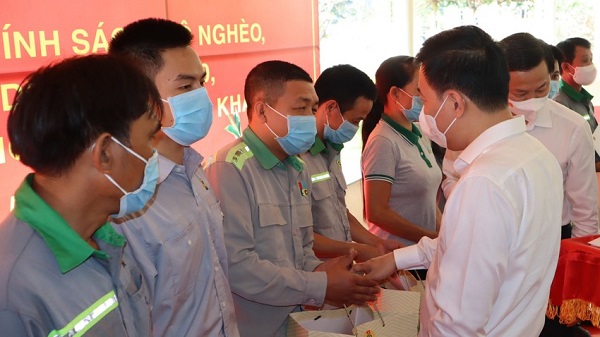 Lãnh đạo tỉnh Bình Phước trao quà cho người lao động có hoàn cảnh khó khăn