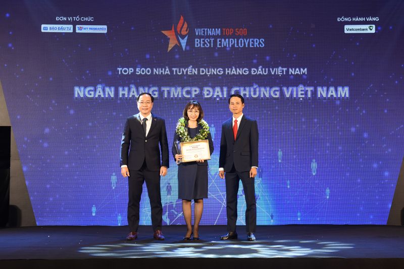 Bà Võ Thị Hoàng Yến, Giám đốc Khối Quản trị Nguồn nhân lực PVcomBank nhận chứng nhận và cúp vinh danh Top 500 Nhà tuyển dụng hàng đầu Việt Nam 2022