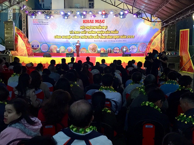 - Quang cảnh Lễ khai mạc “Hội chợ Khuyến mại năm 2022 và trao Giấy chứng nhận sản phẩm CNNTTB tỉnh Bình Định năm 2022”