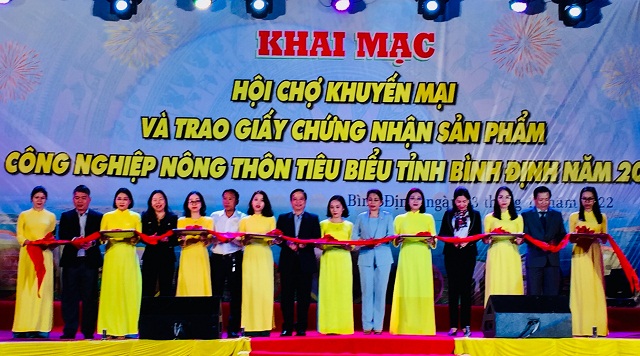Lãnh đạo tỉnh Bình Định, các sở ngành và Ban tổ chức thực hiện nghi thức cắt băng khai mạc Hội chợ.