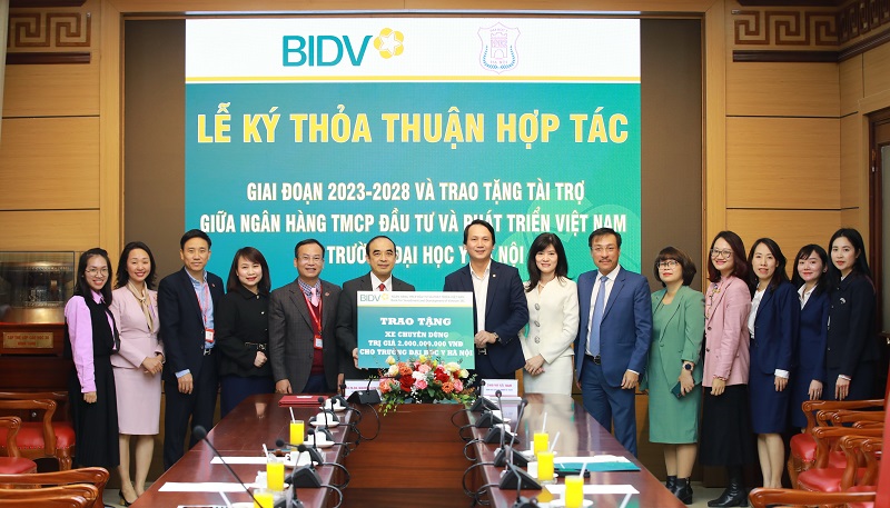 Ông Trần Long (Phó Tổng Giám đốc BIDV) trao biển tài trợ cho đại diện Trường Đại học Y Hà Nội - GS.TS.BS Nguyễn Hữu Tú (Hiệu trưởng Nhà trường)